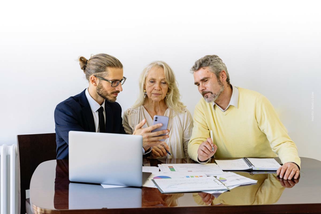 Paar mit Notebook und Vertrag